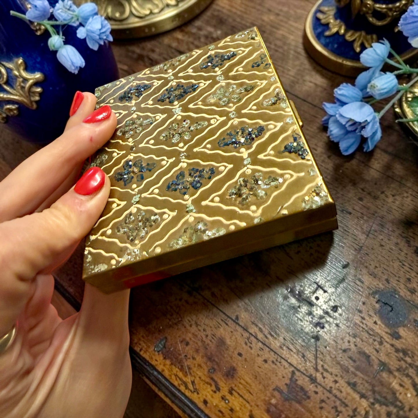 Porta sigarette dorato vintage con fermi metallici, anni ‘50