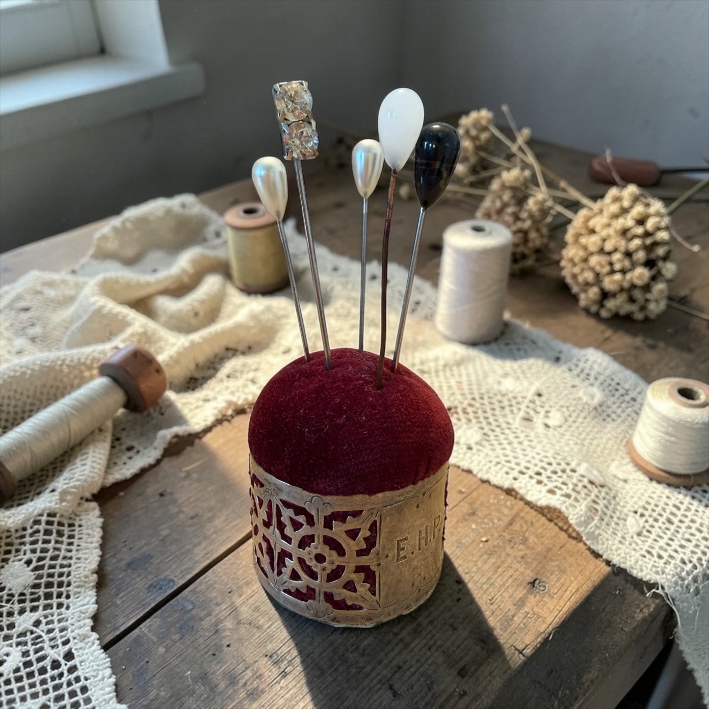 Puntaspilli pin cushion in argento inglese antico fine ‘800 con 5 spilloni da cappello