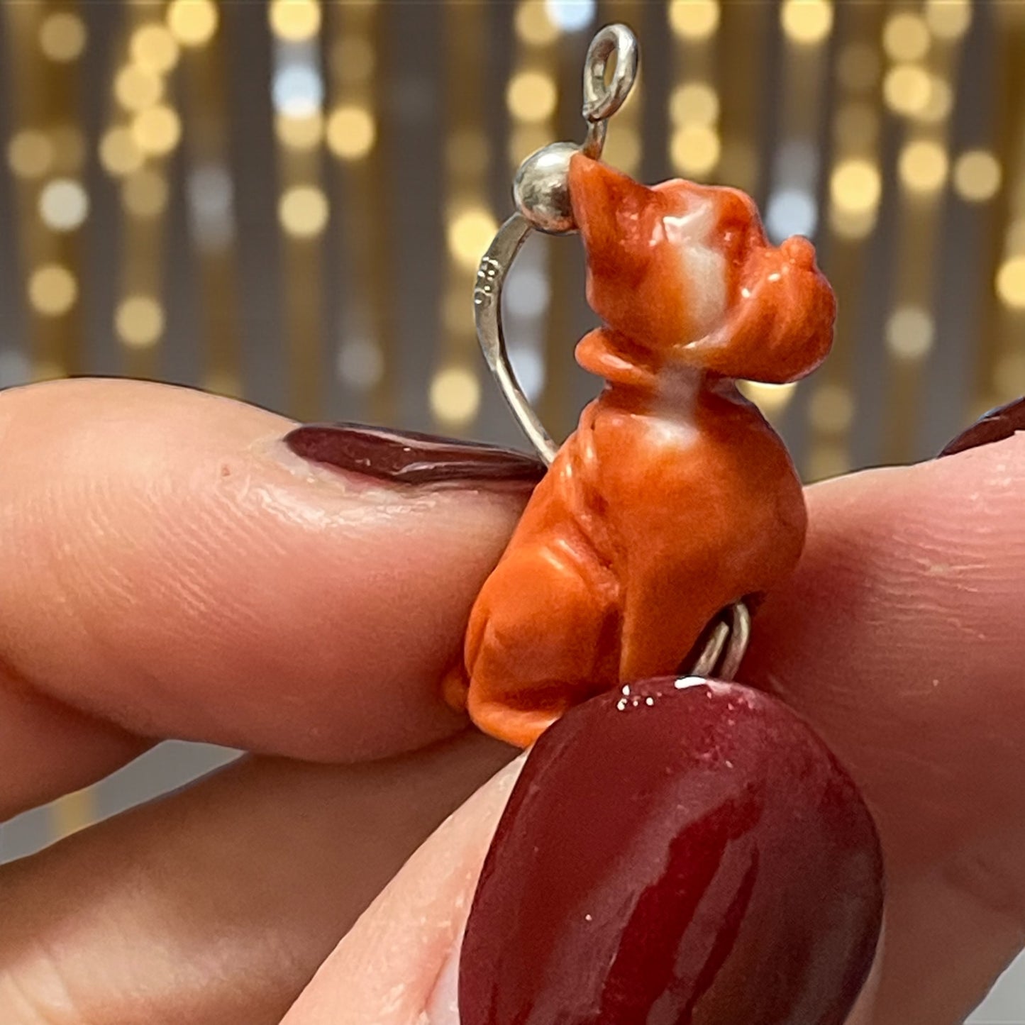 Pendente in autentico corallo montato su argento 925 a guisa di cane ￼