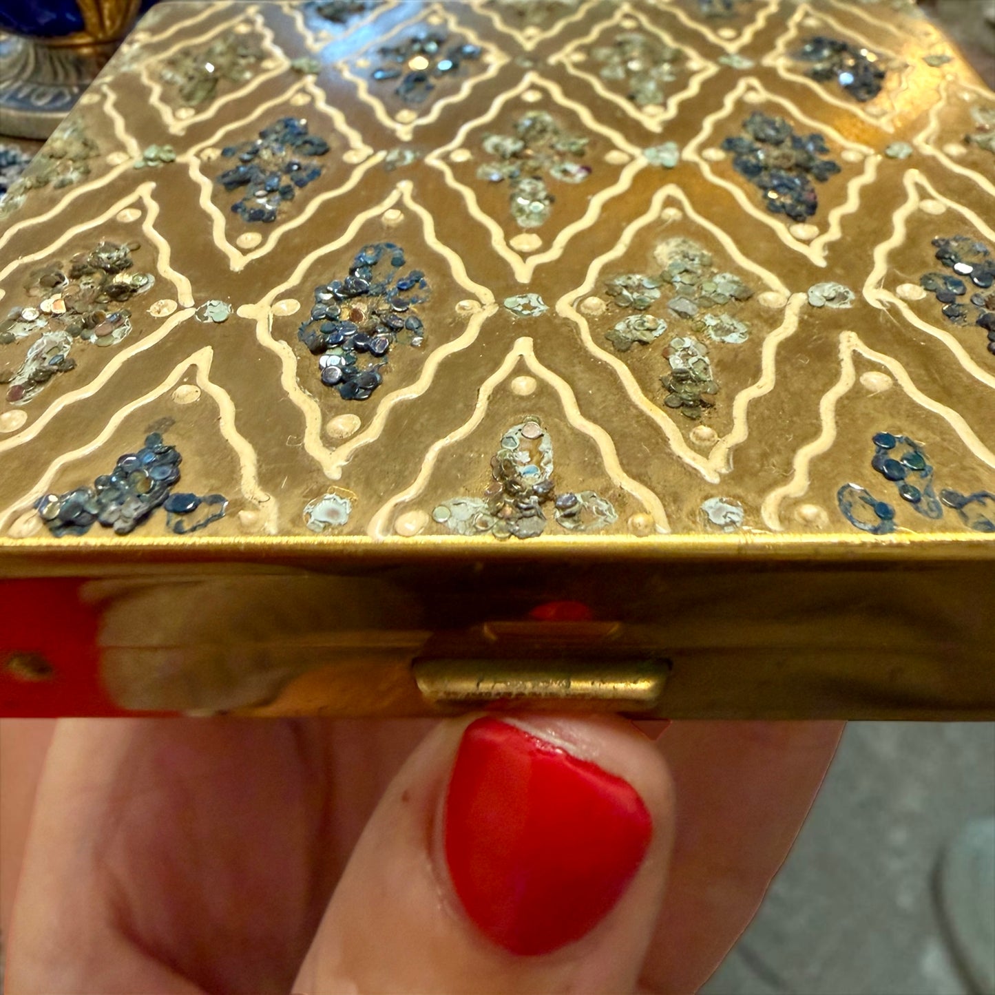 Porta sigarette dorato vintage con fermi metallici, anni ‘50
