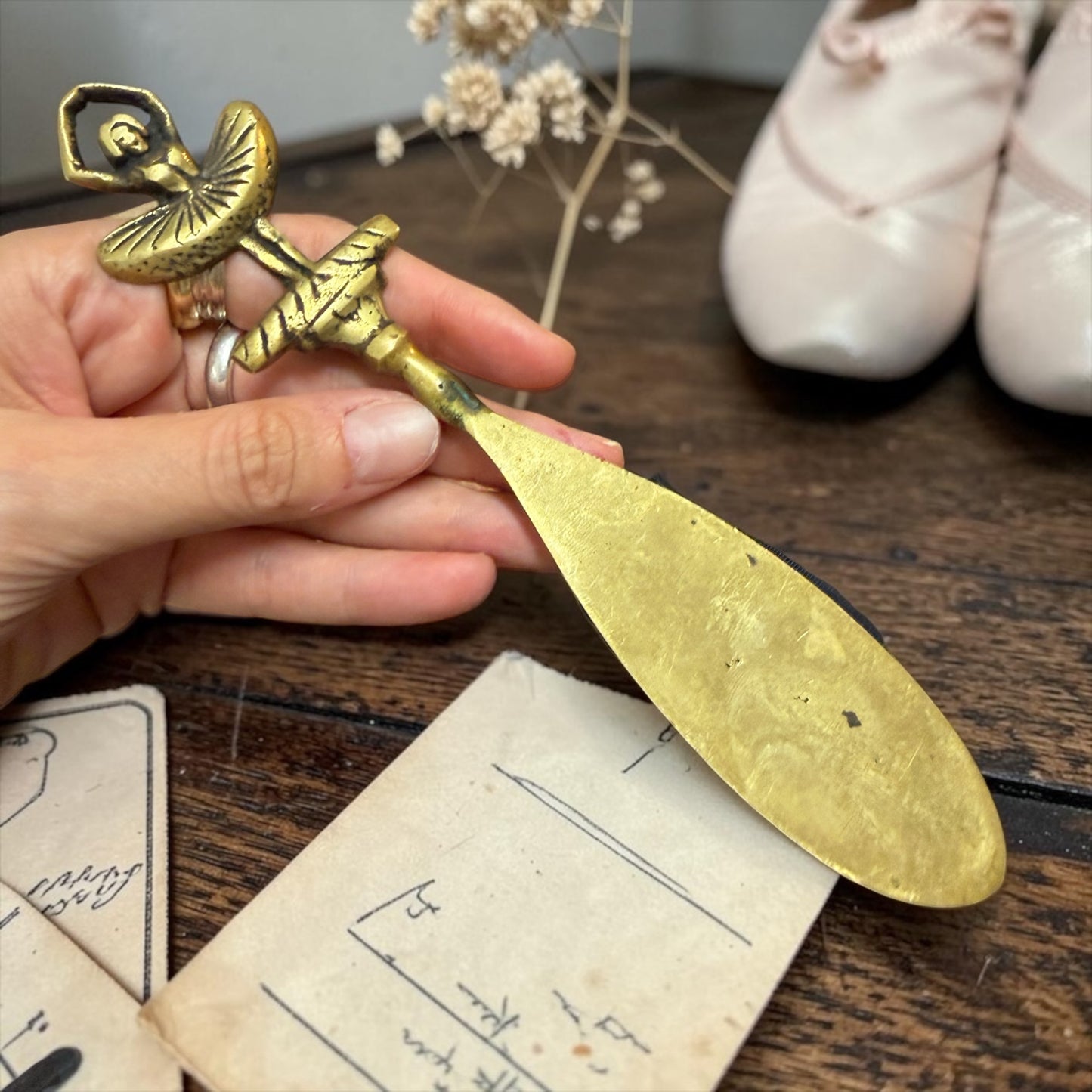 Tagliacarte ottone pieno con impugnatura a guisa di ballerina, 50s
