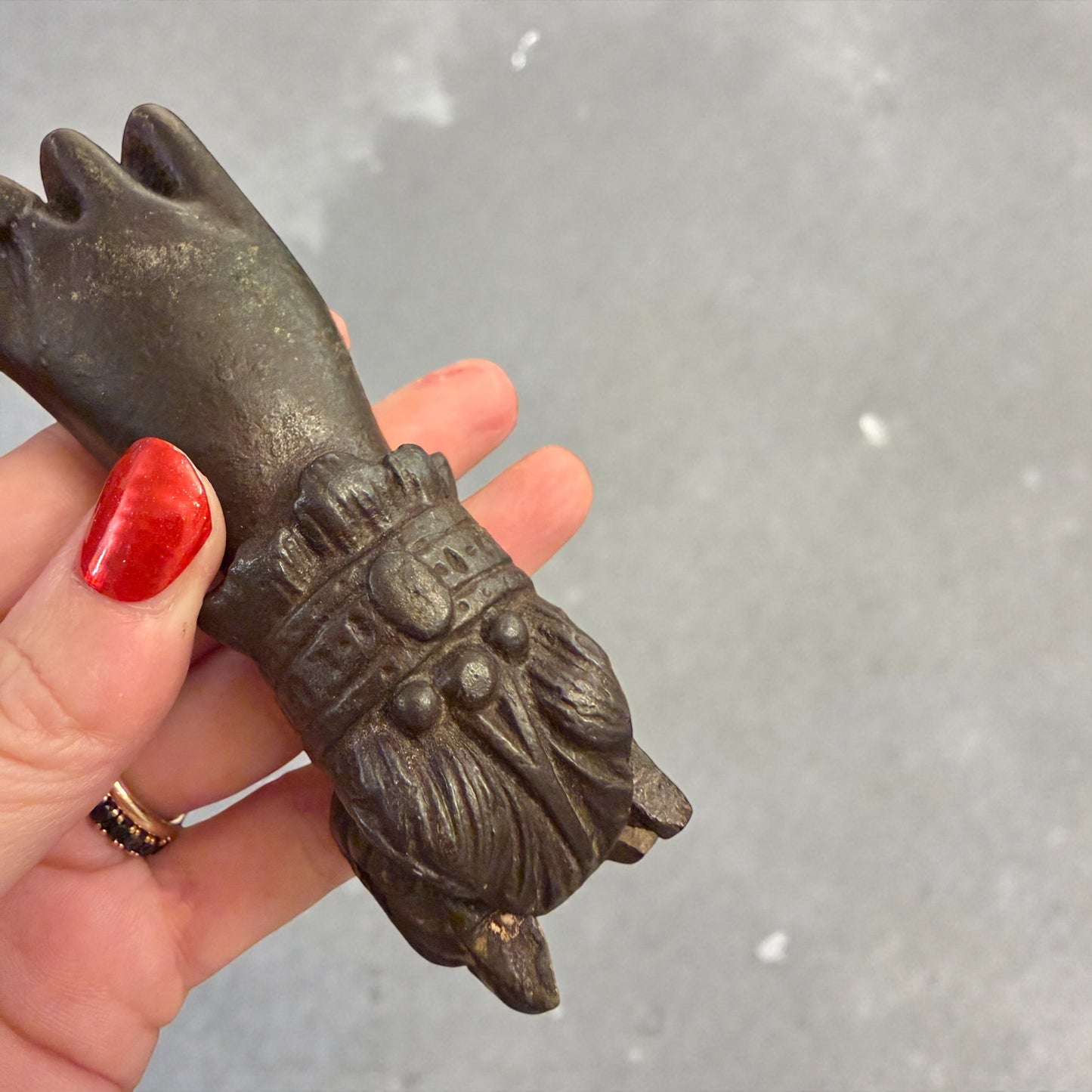 Battente in ghisa antico fine ‘800 primo ‘900 a guisa di mano femminile