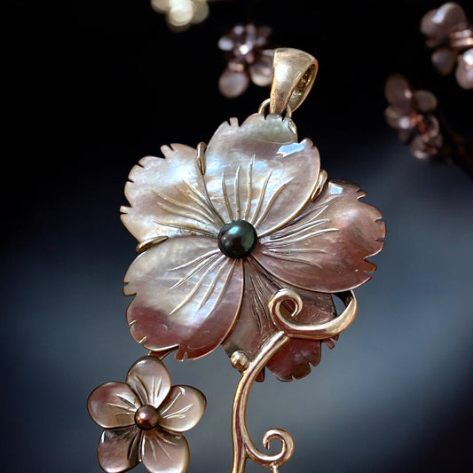 Pendente in argento e madreperla ispirato allo stile Liberty