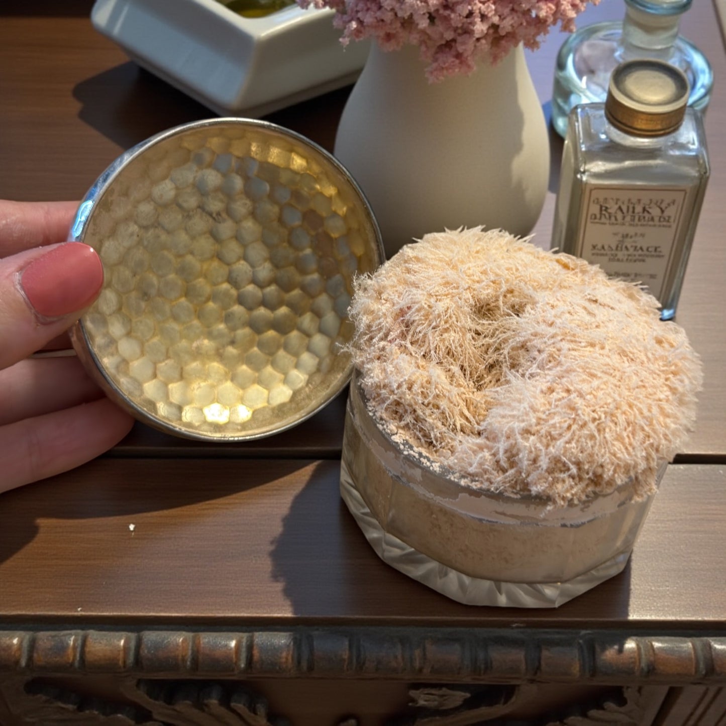 Antico portacipria in cristallo molato e argento pieno francese, completo di cipria e piumino