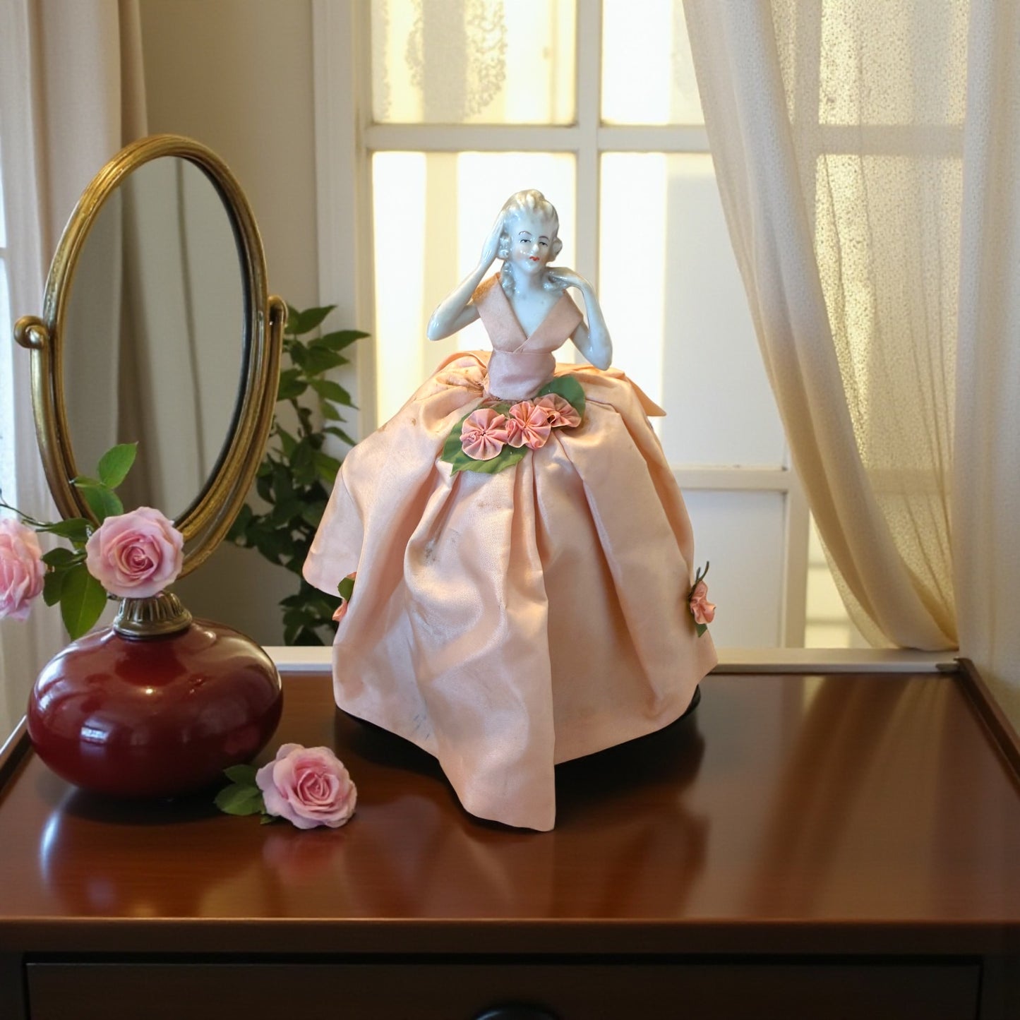 Antica half doll con abito rosa cipria e fiori tessuti a mano, anni ‘30