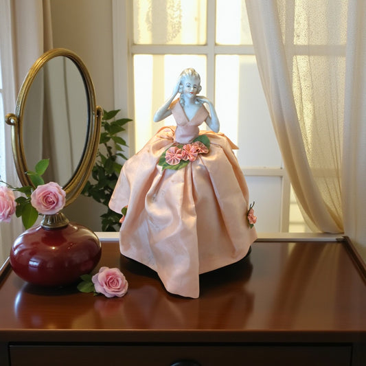 Antica half doll con abito rosa cipria e fiori tessuti a mano, anni ‘30