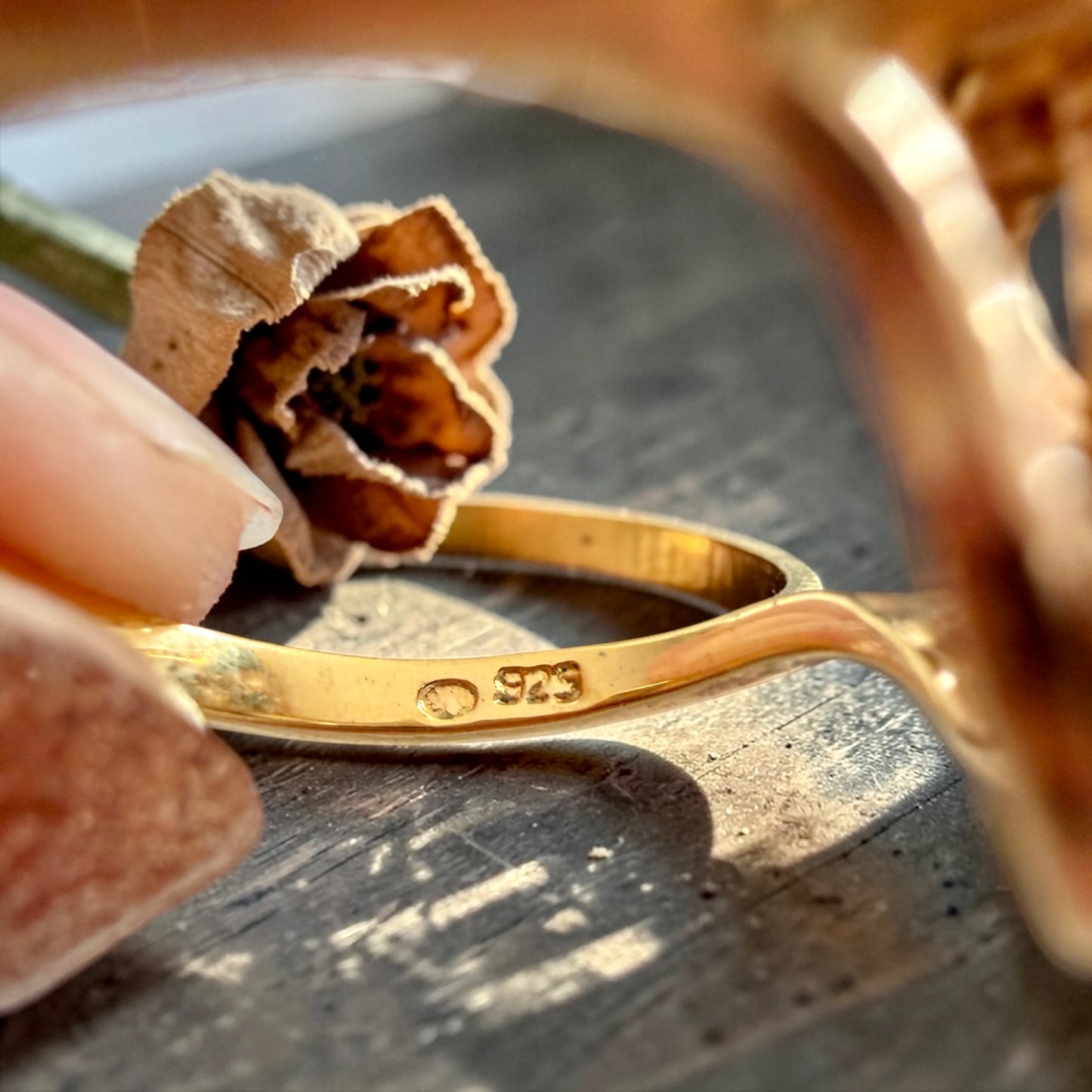 Anello in argento 925 placcato oro con cinque pietre occhio di tigre