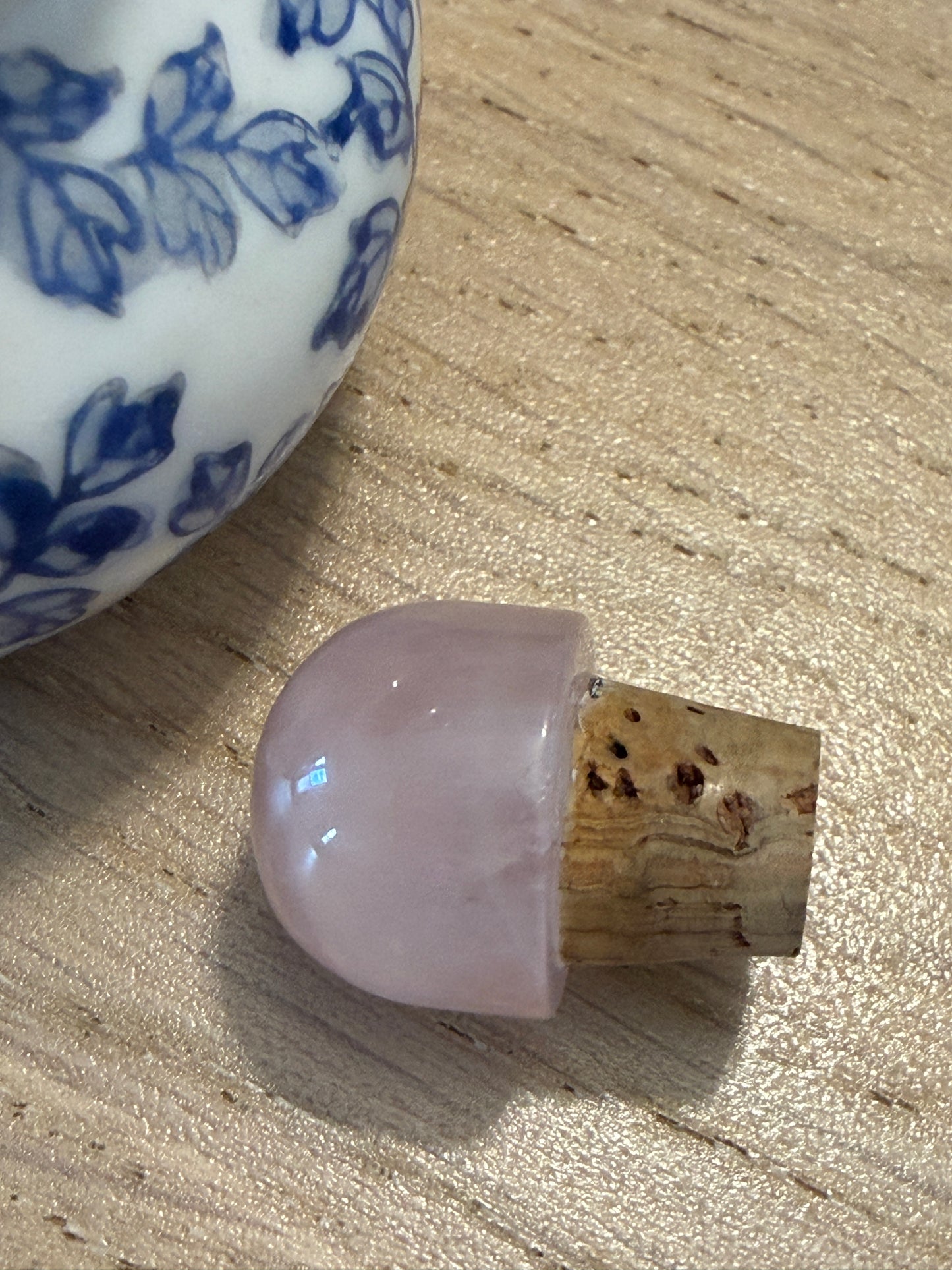 Snuff Bottle in ceramica smaltata a decori rossi e blu, tappo in quarzo rosa