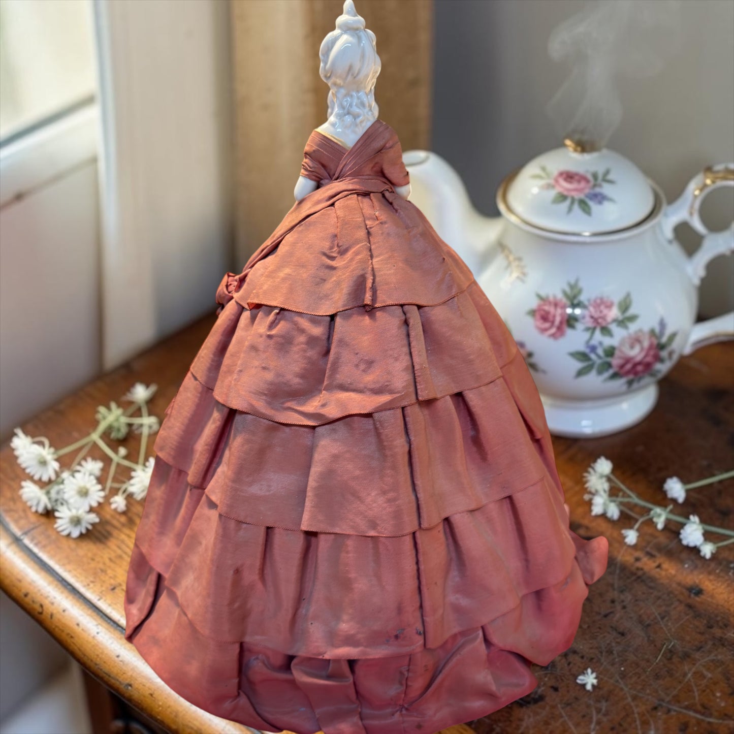 Tea cosy Half doll, bambola copri teiera antica in porcellana e raso