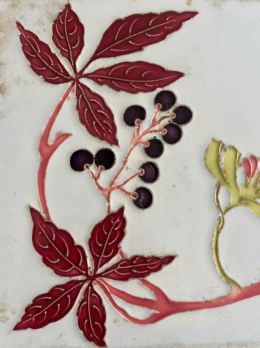 Antica ceramica smaltata, liberty, in cornice lignea con vite del Canada