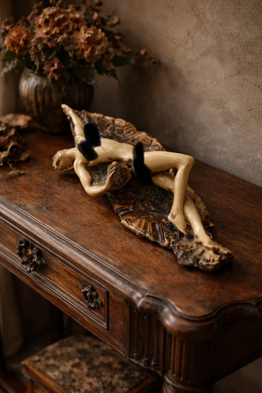 Scultura tardo Déco nudo di donna su roccia