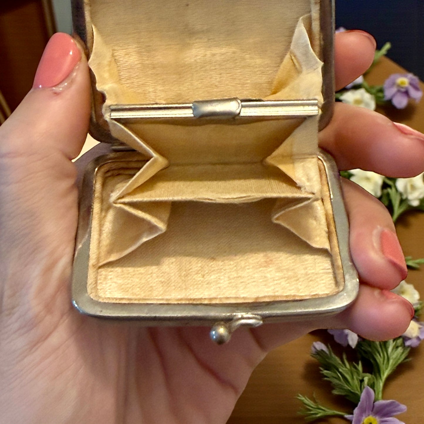 Antico porta monete Liberty anni ‘10-‘20 in madreperla, a scomparti, con fregio e chiusura argentati