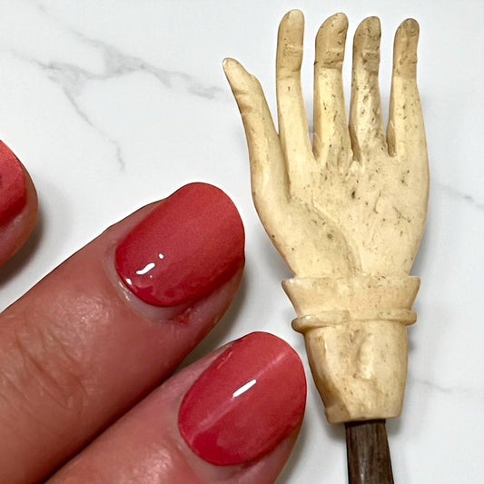 Mano in osso vittoriana, antico grattatore per testa e schiena