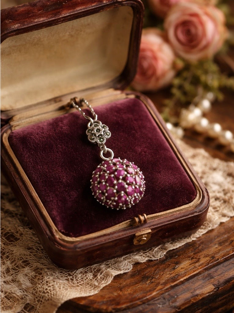 Pendente gioiello in argento con marcasiti e radici di rubino, 60s-70s