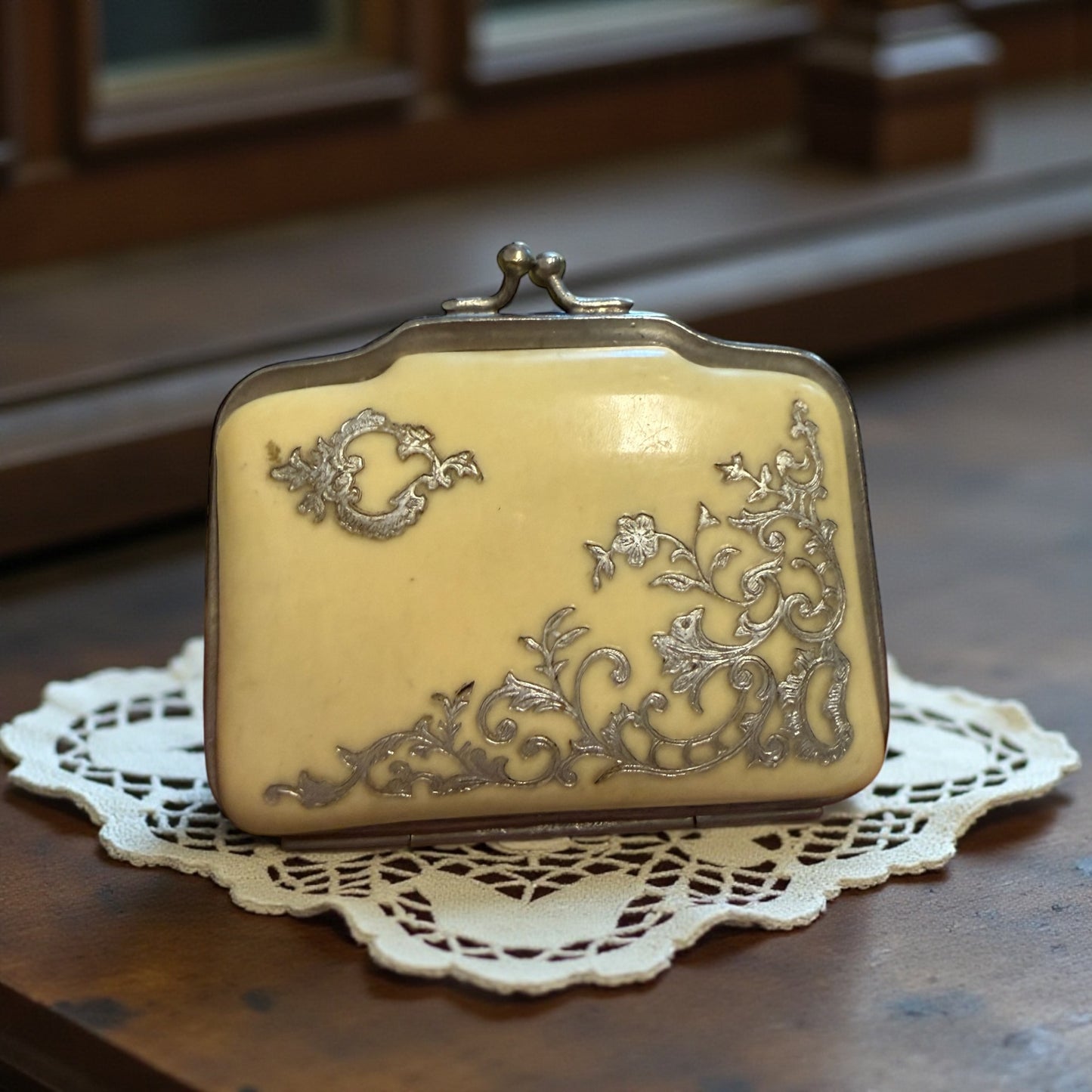 Portamonete da borsetta Liberty in bachelite con decori argentati