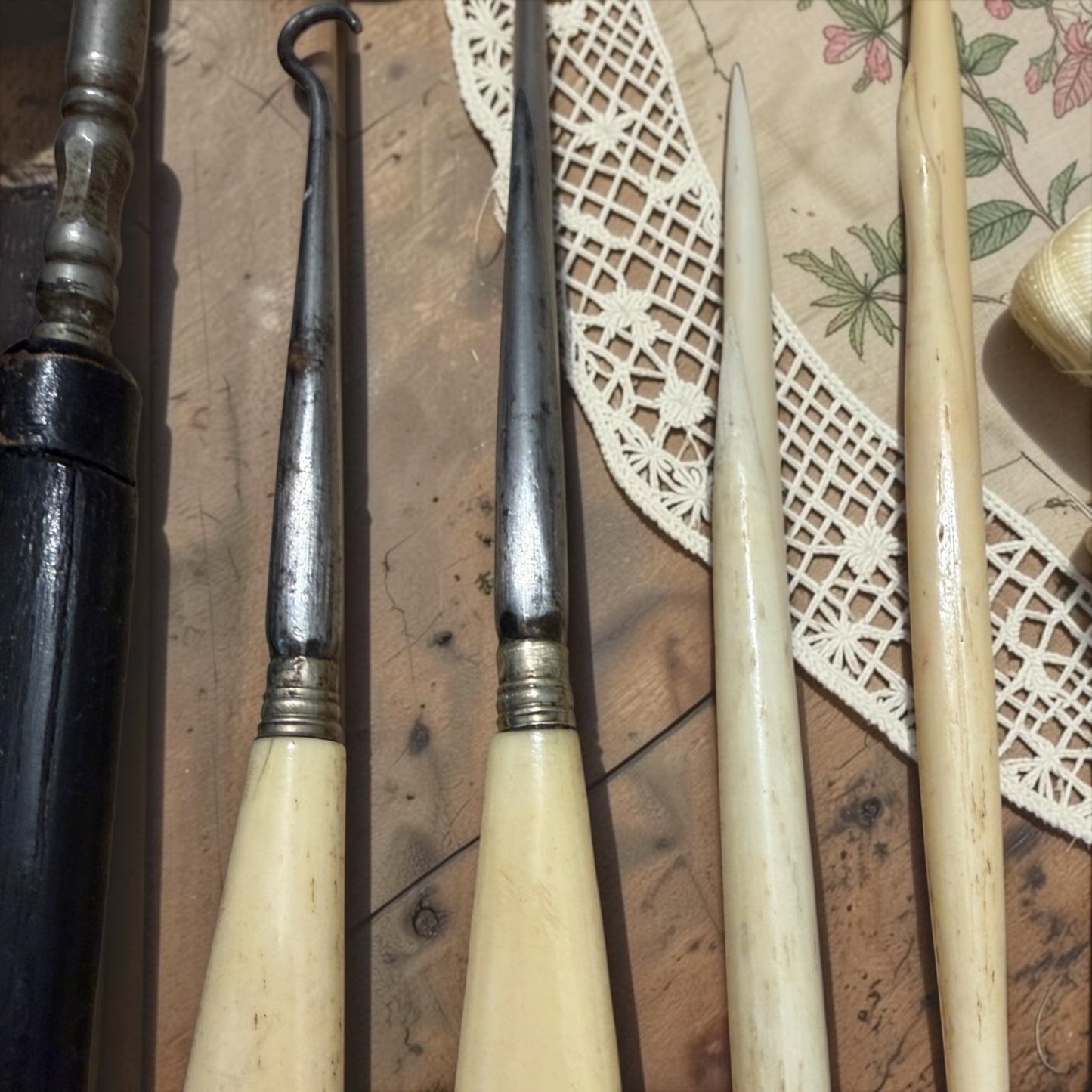 Elegante set da cucito e ricamo in antico plumier di fine 800
