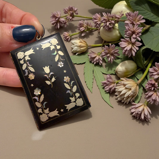 Antico carnet de bal fine ‘800 con decori madreperla e metallo argentato