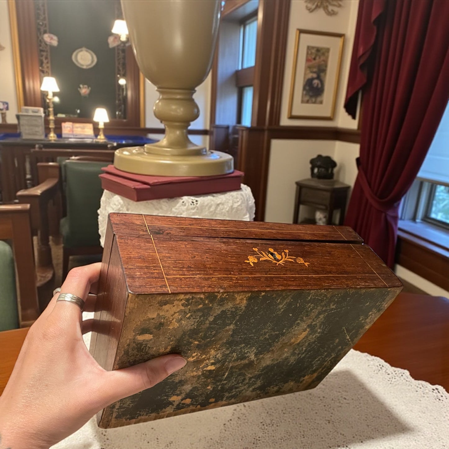 Scrigno scatola vittoriana con tarsia floreale, doppio scomparto e medaglia Giubileo Regina Vittoria