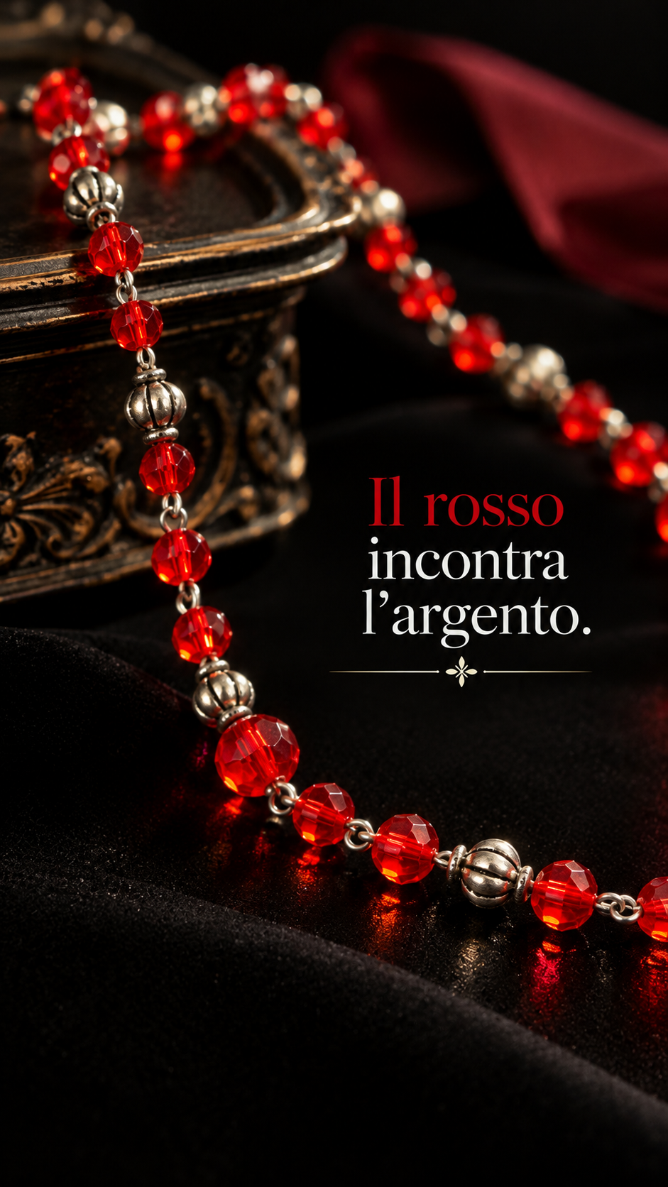 Collana vintage in perline di vetro sfaccettato rosso vivo con elementi argentati