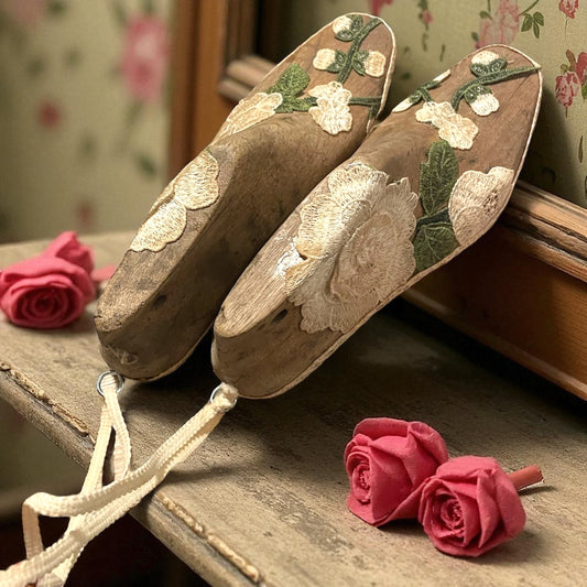 Antiche forme per scarpe con pizzi e passamaneria panna e verde