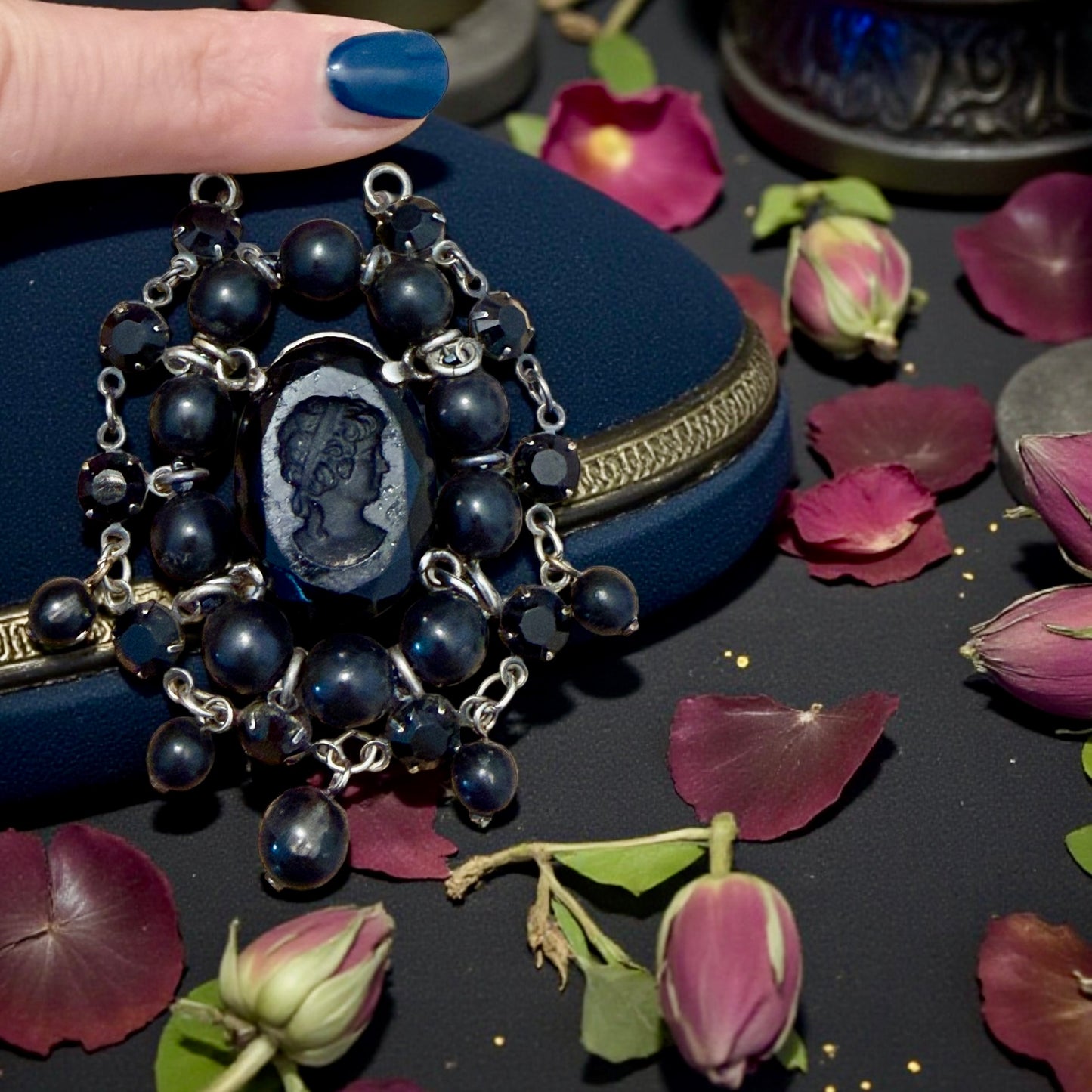 Pendente con paste vitree e perle plastiche e cammeo intagliato centrale montato in argento, anni ‘40.