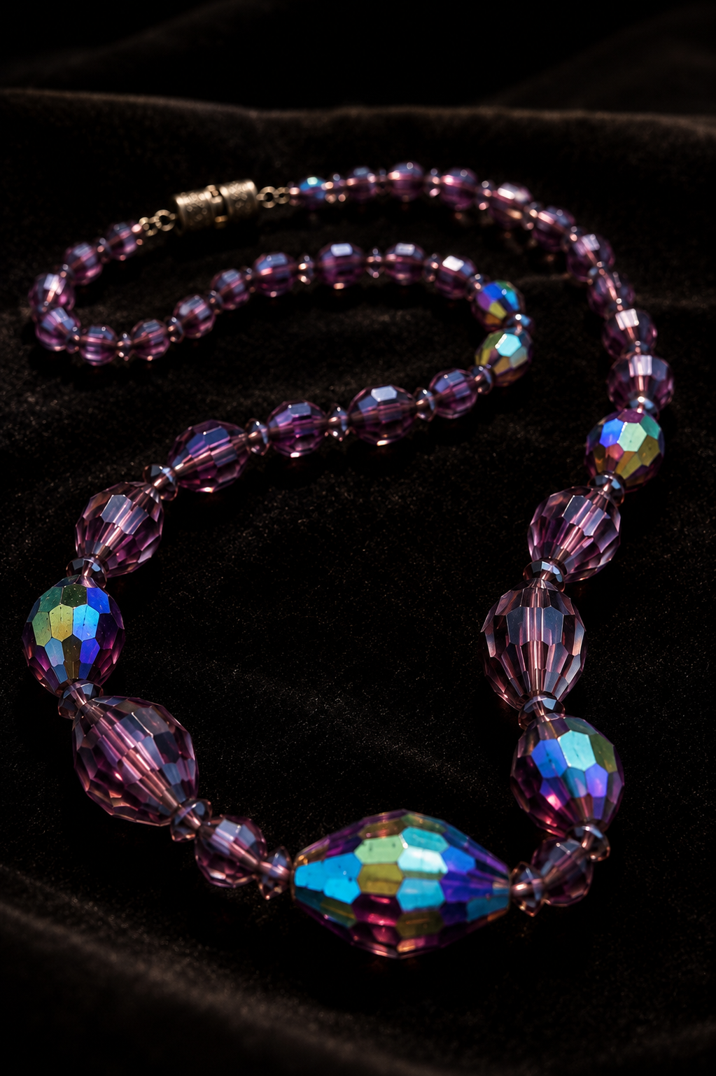 Collana con perle in vetro sfaccettato degradé color malva e finitura aurora Borealis