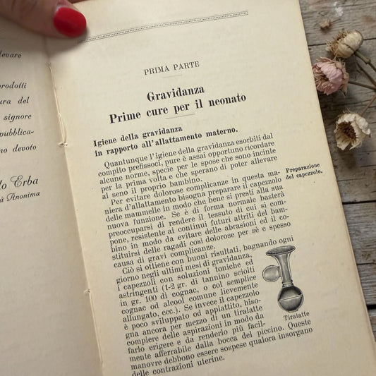 Libro fine anni ‘20 Alle Mamme D’Italia norme per l’allevamento e l’igiene del bambino