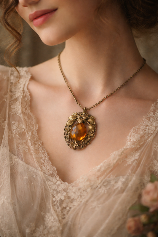 Girocollo liberty d’epoca con chiusura a levetta e splendido pendente fitomorfo con grande vetro sfaccettato color ambra