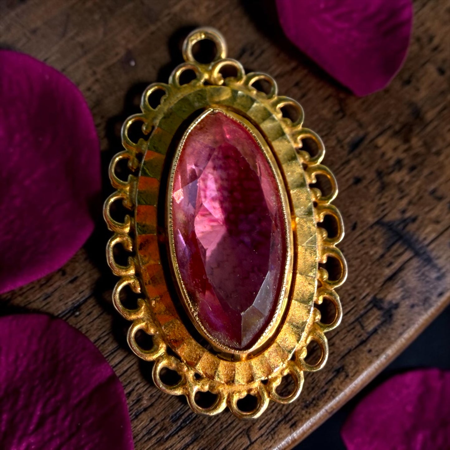 Ciondolo pendente rosa intenso con cornice placcata oro basso, 60s