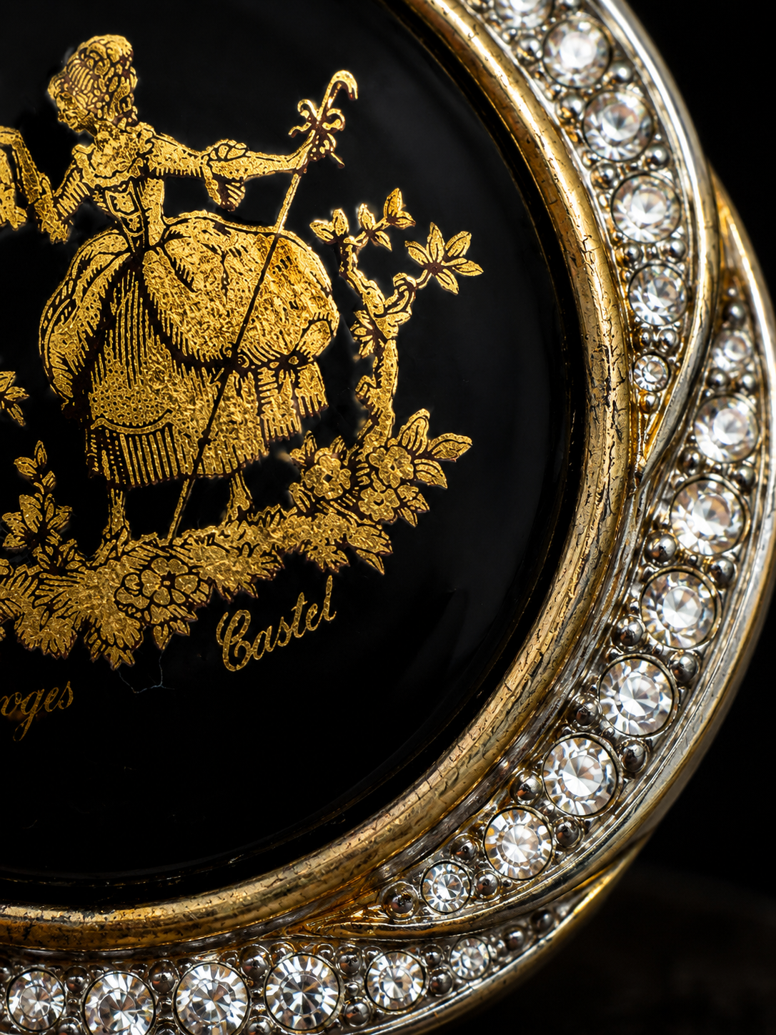 Preziosa spilla Limoges Castel con miniatura rococò dorata su porcellana nera e cristalli