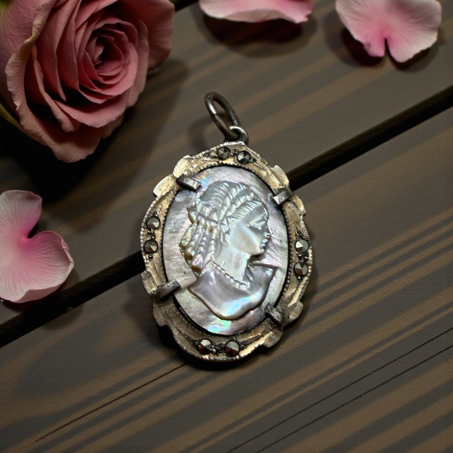 Piccolo cammeo in argento e marcasiti su madreperla, finissimo, primo ‘900