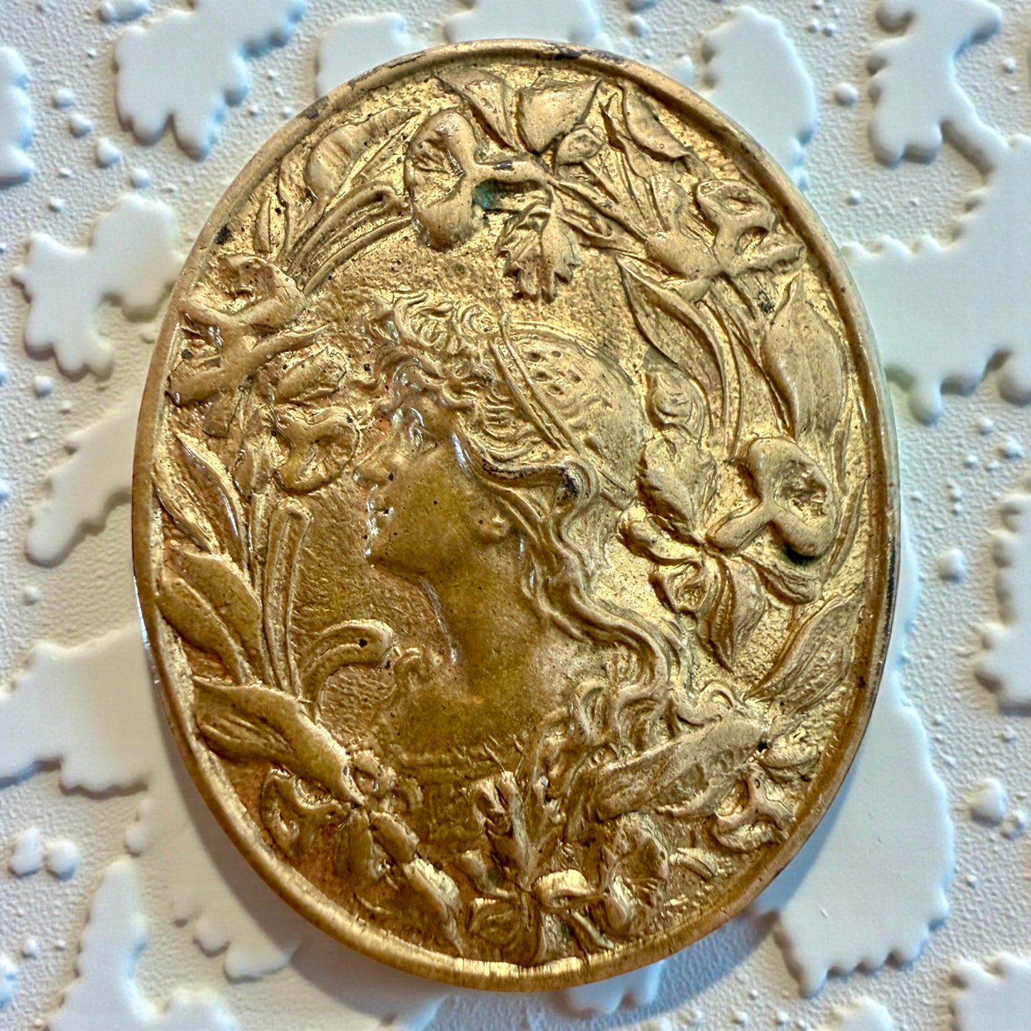 Spilla a cammeo anni ‘20 ca con allegoria femminile tra liberty e neoclassico, con scrigno originale Londinese