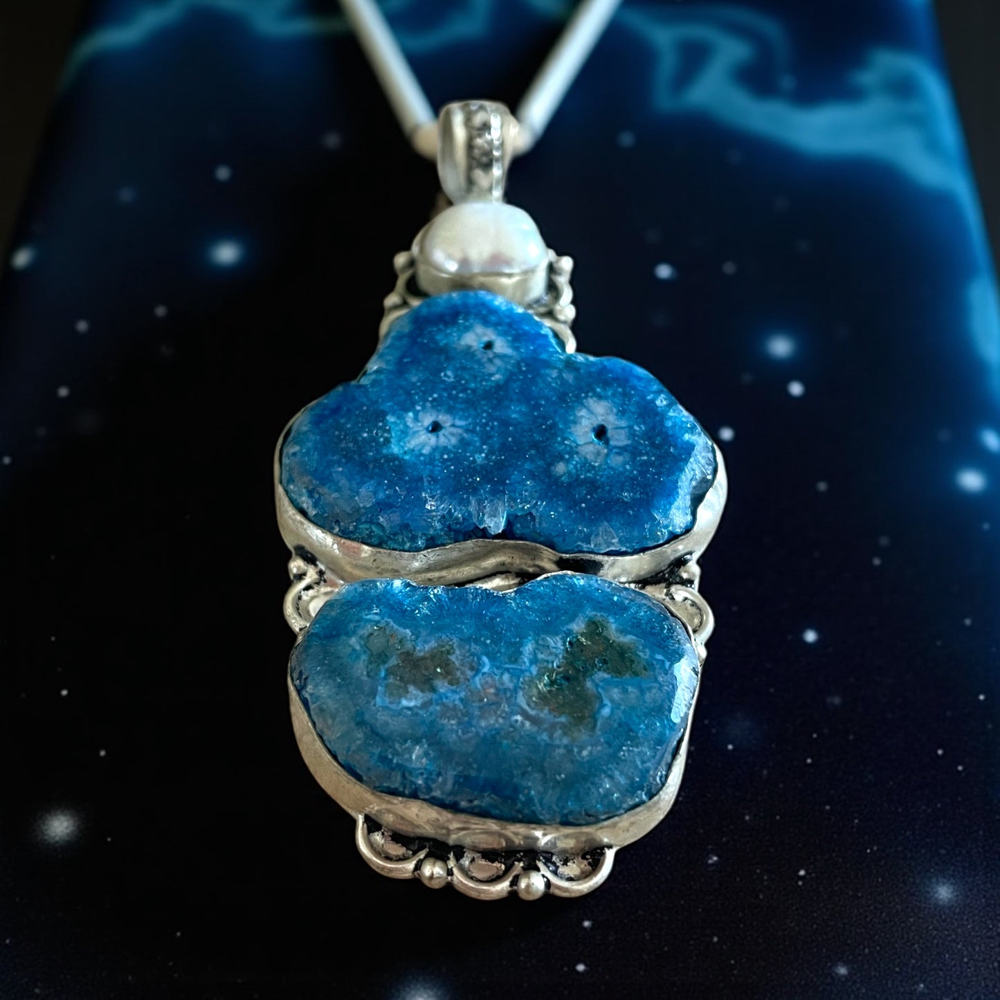 Pendente placcato argento con perla barocca e castoni in quarzo blu