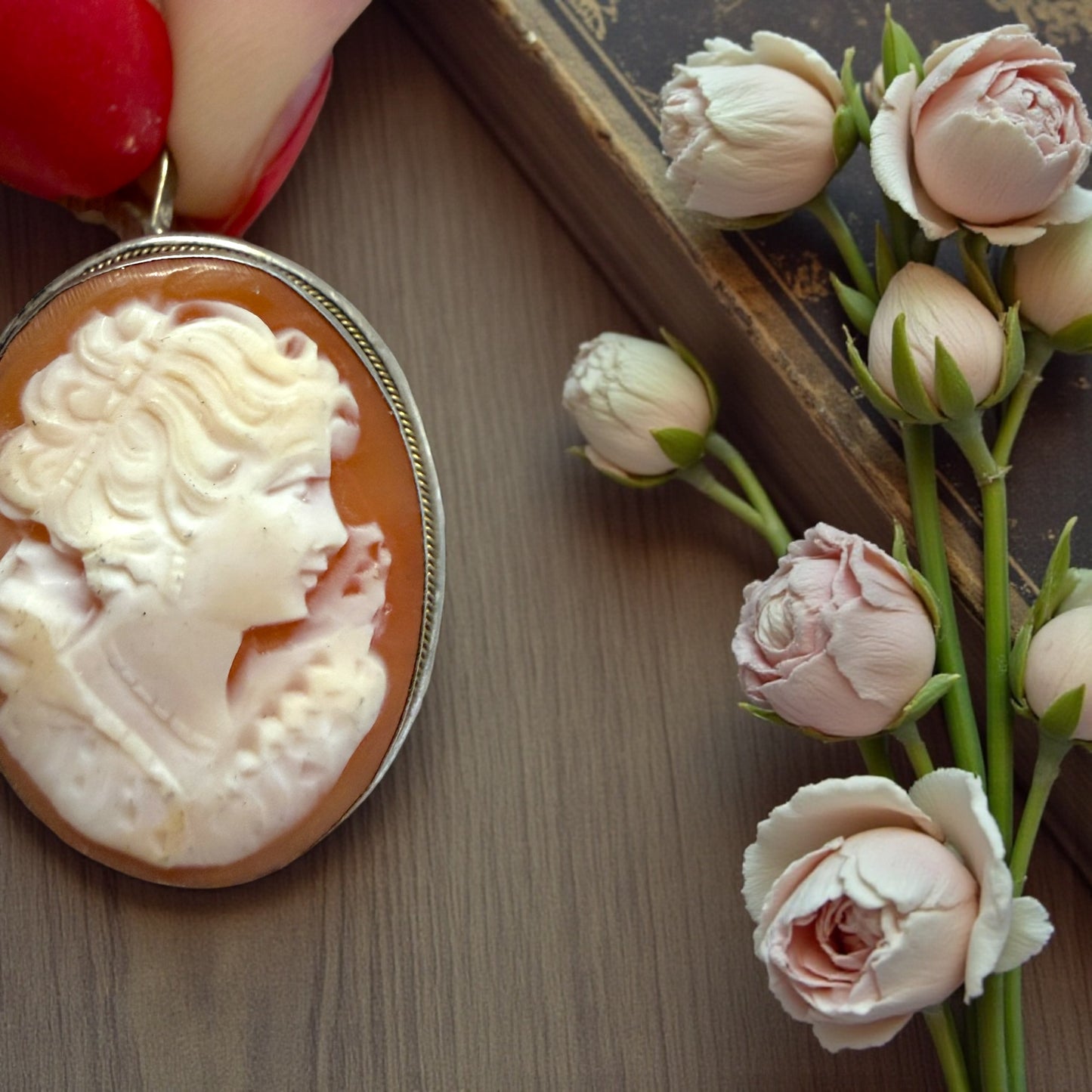 Cammeo su conchiglia in cornice d’argento, doppia funzione spilla & pendente, ca anni ‘50