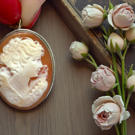 Cammeo su conchiglia in cornice d’argento, doppia funzione spilla & pendente, ca anni ‘50