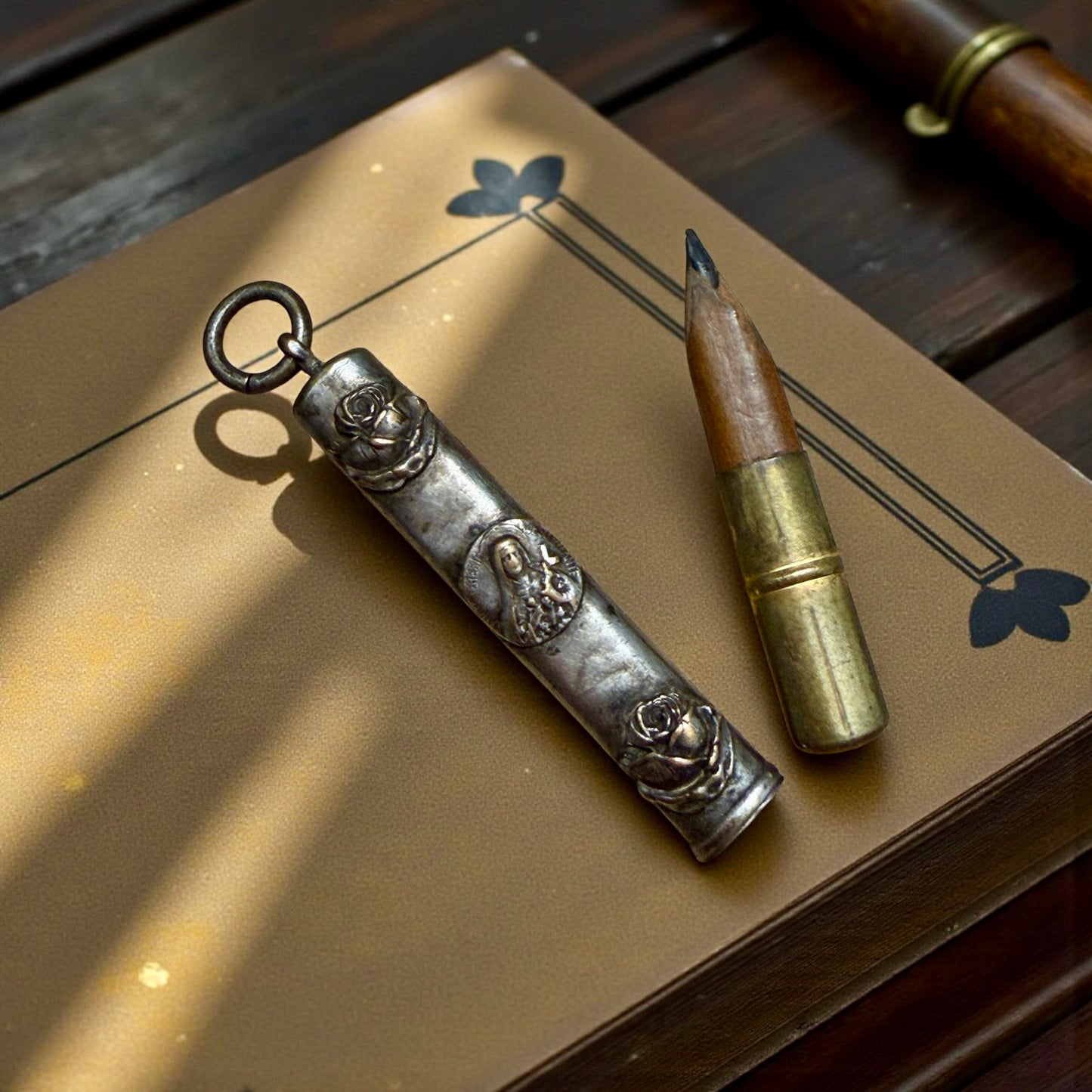 Porta matita da Chatelaine argentato con Santa Teresa di Lisieux, ca anni ‘20