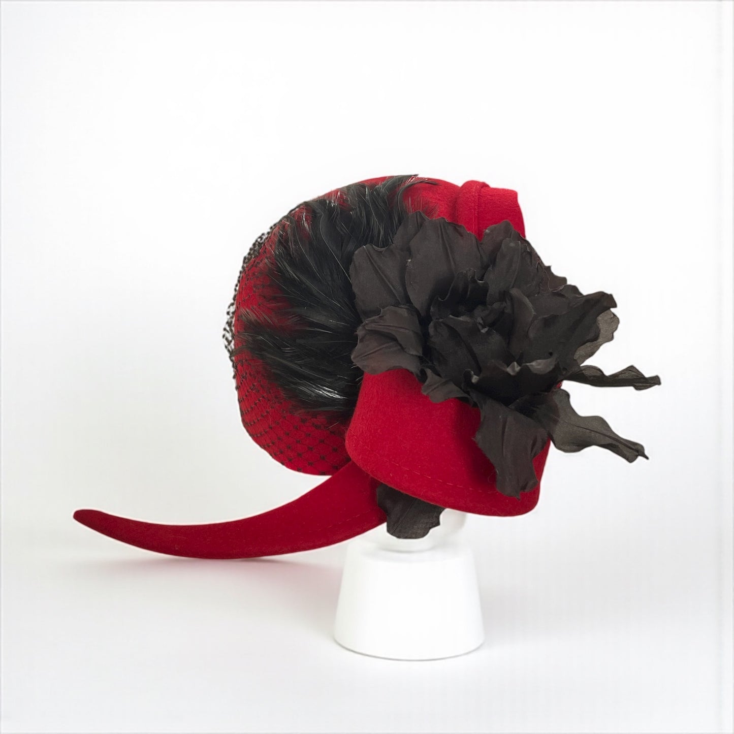 Cappellino anni ‘40 rivisitato da stilista con piume e veletta nera