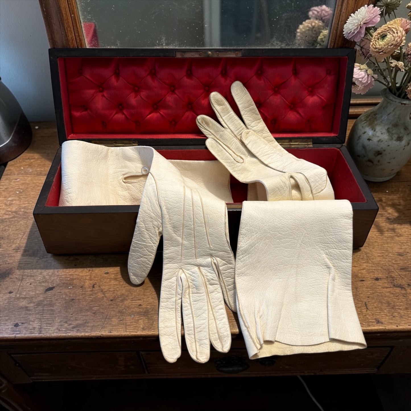 Antico set 1900 guanti lunghi da sera in pelle e scatola porta guanti con monogramma