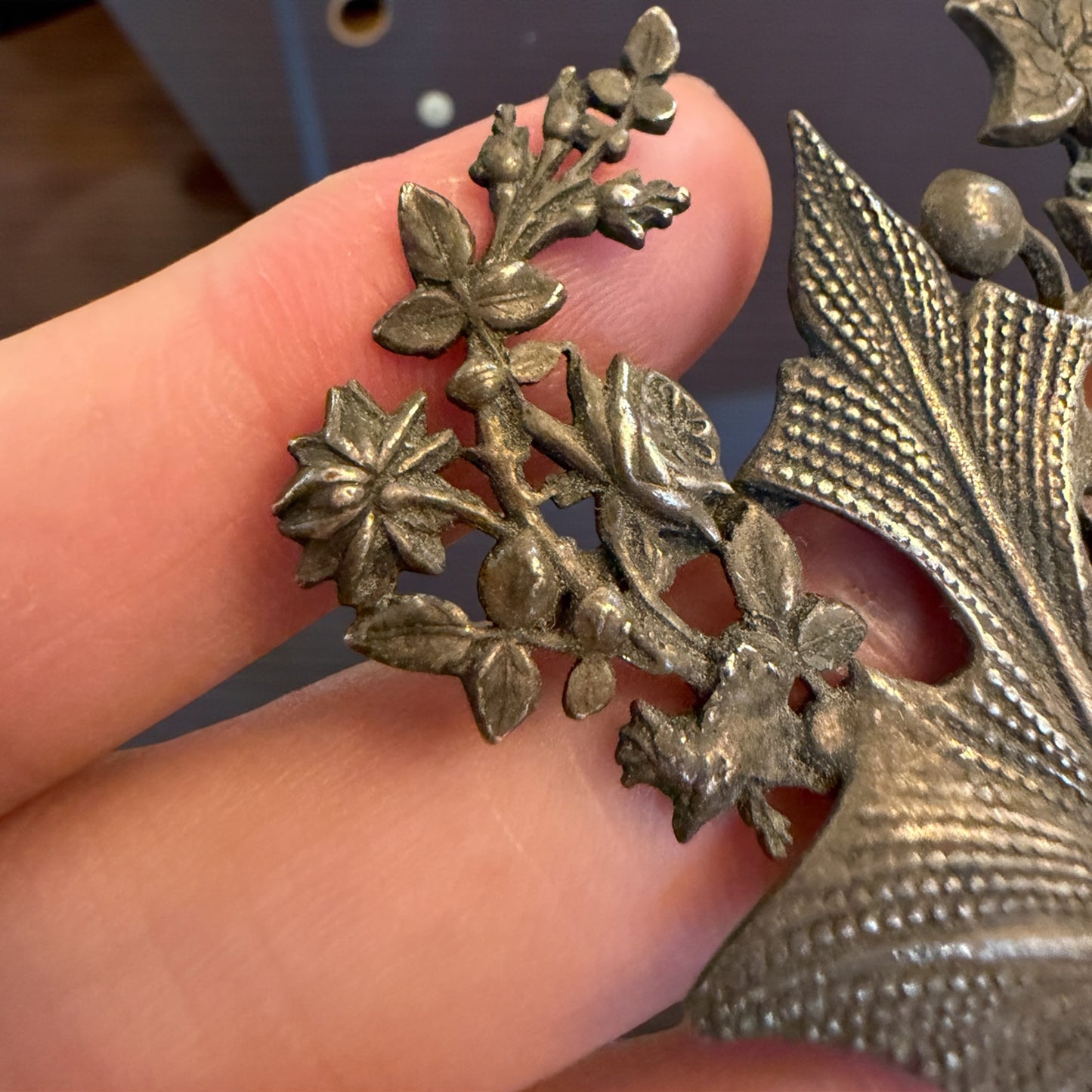 Splendida spilla in argento tardo Liberty con decorazioni fitomorfe e cuore in cornalina