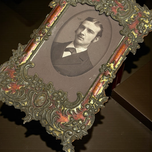 Antico ritratto da salotto ca 1880 in cornice a volute coeva