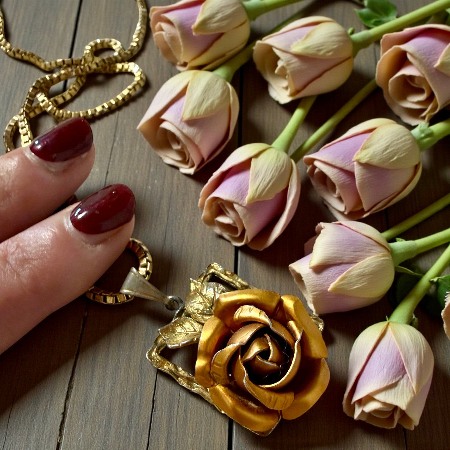 Catena veneziana placcata oro con pendente 60s rosa che sboccia, vintage boho