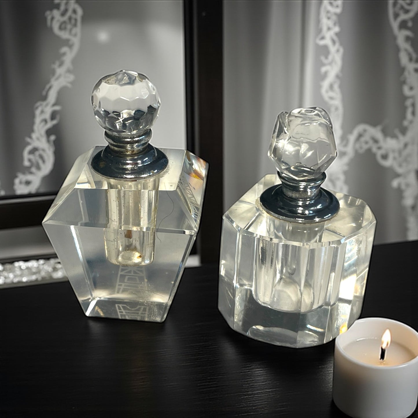 Coppia flaconi da profumo in vetro molato, anni ‘50, tappi a diamantino e rosa