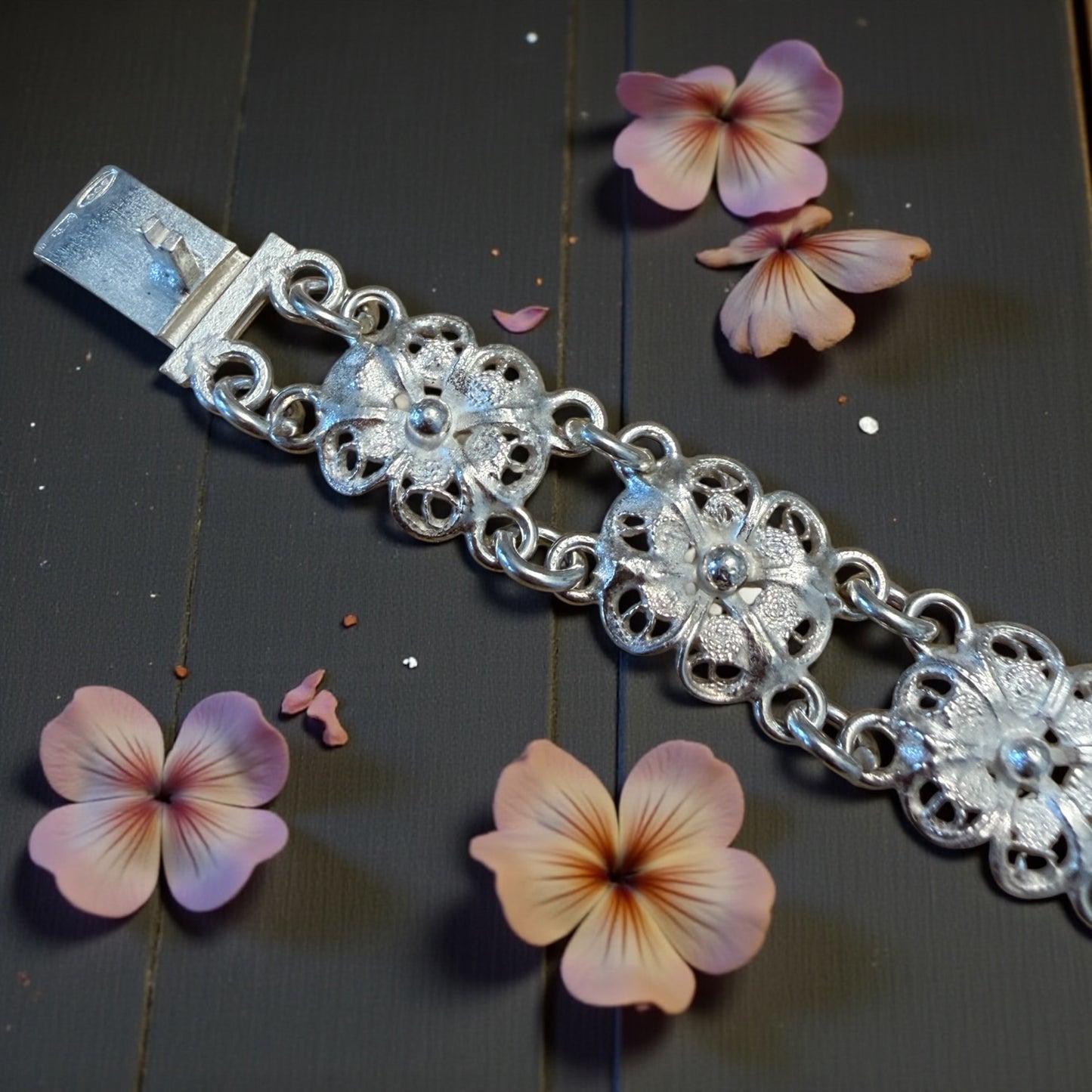 Bracciale anni ‘60 filigrana in argento 800 ad elementi floreali