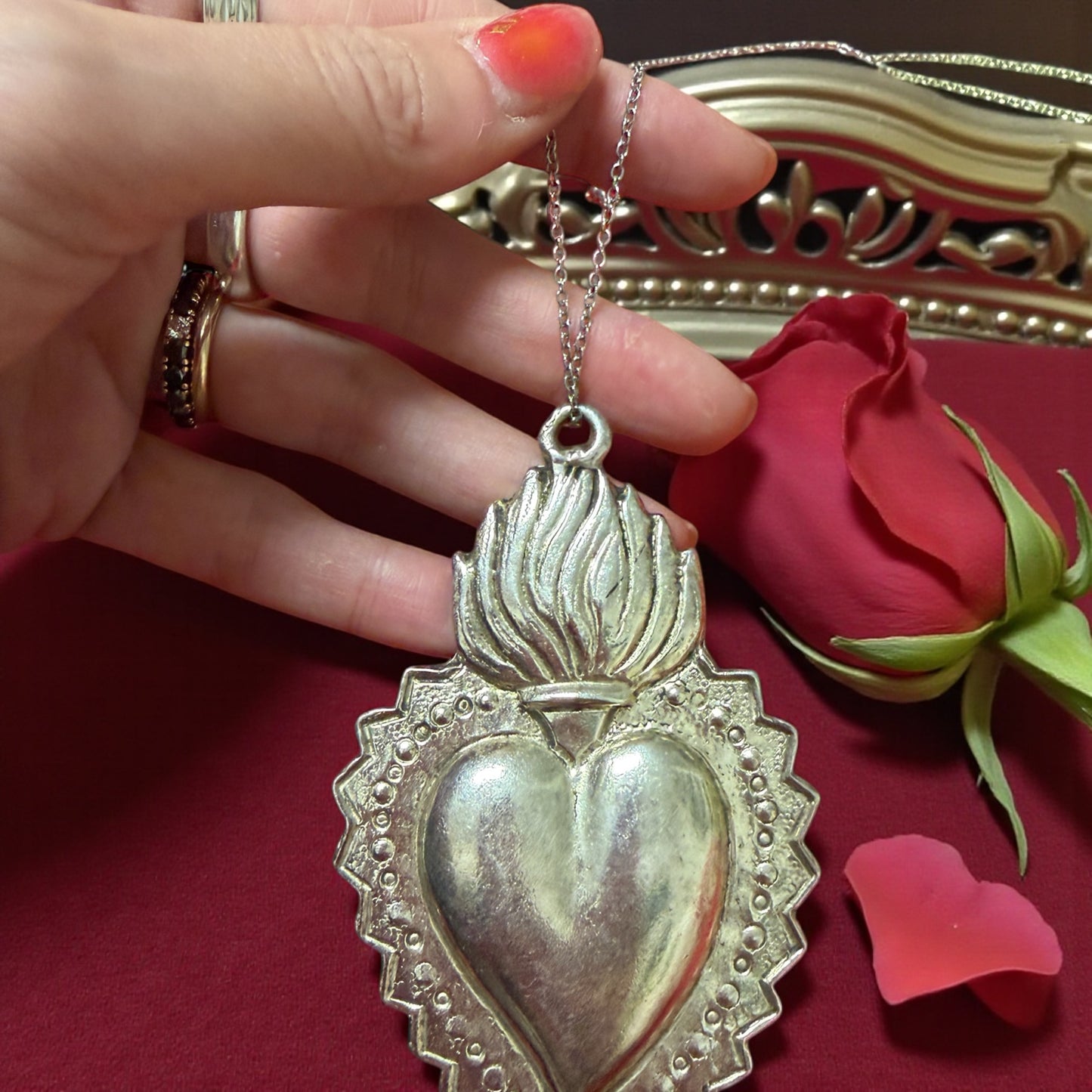 Grande pendente gioiello cuore sacro placcato argento con catena lunga