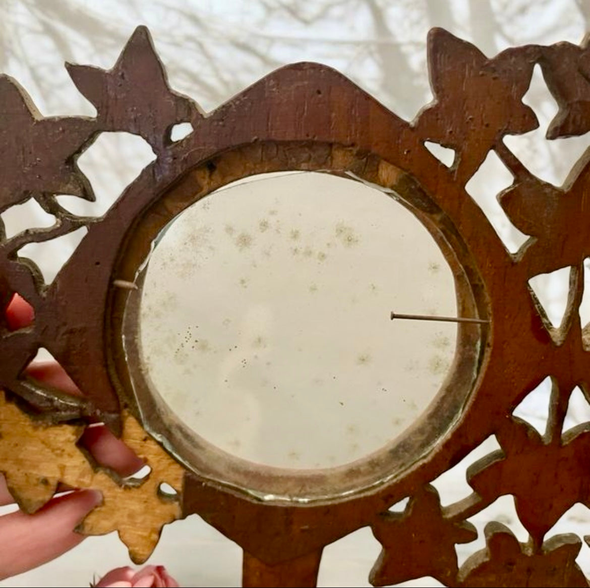 Cornice antica fine ‘800 in legno motivo fitomorfo con vetri originali, area alpina