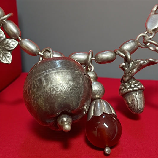 Bracciale in argento massiccio e corniola con simboli di fertilità, anni ‘40