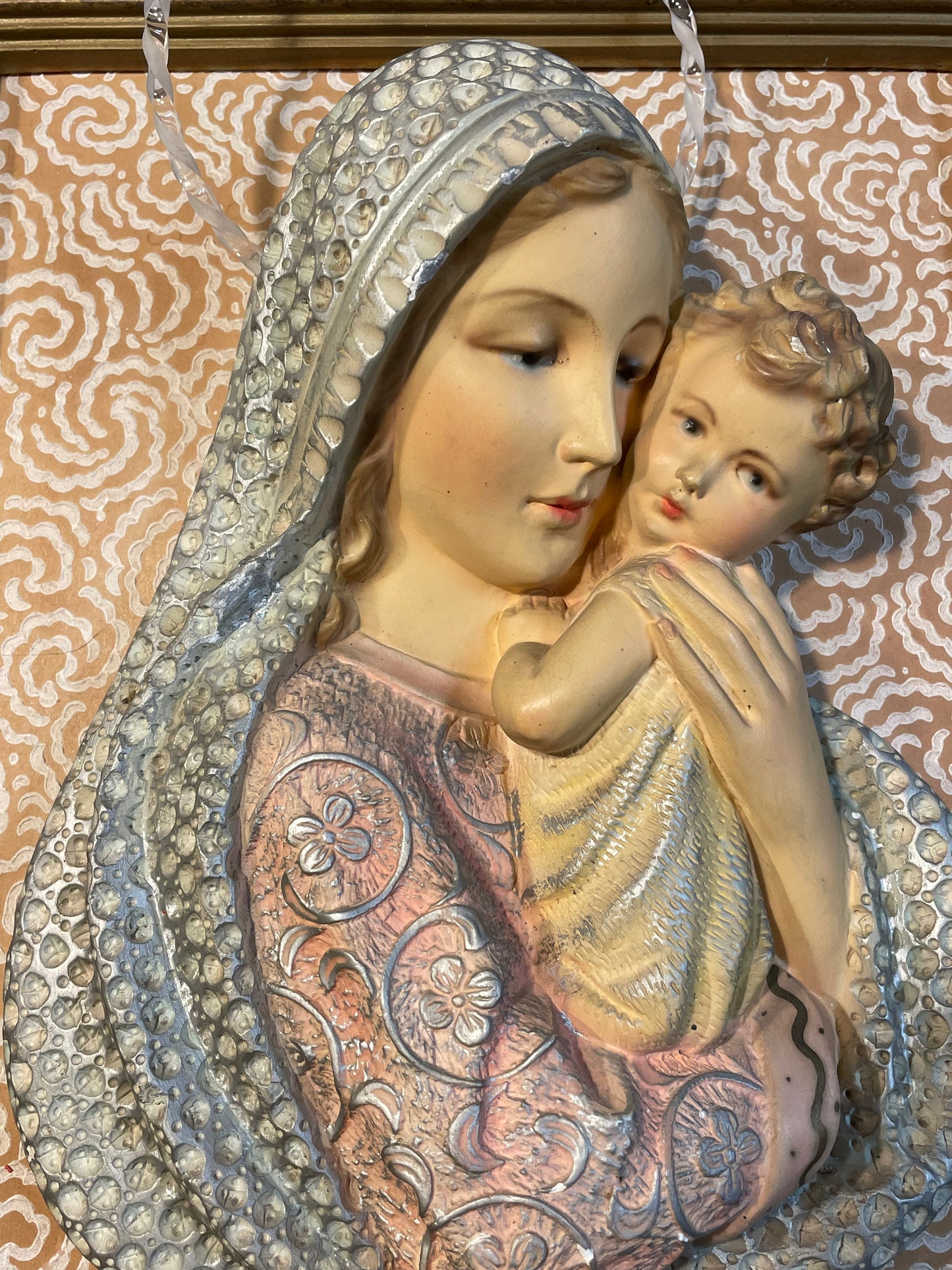 Madonna capoletto in gesso dipinto anni 40 tardo liberty fimata