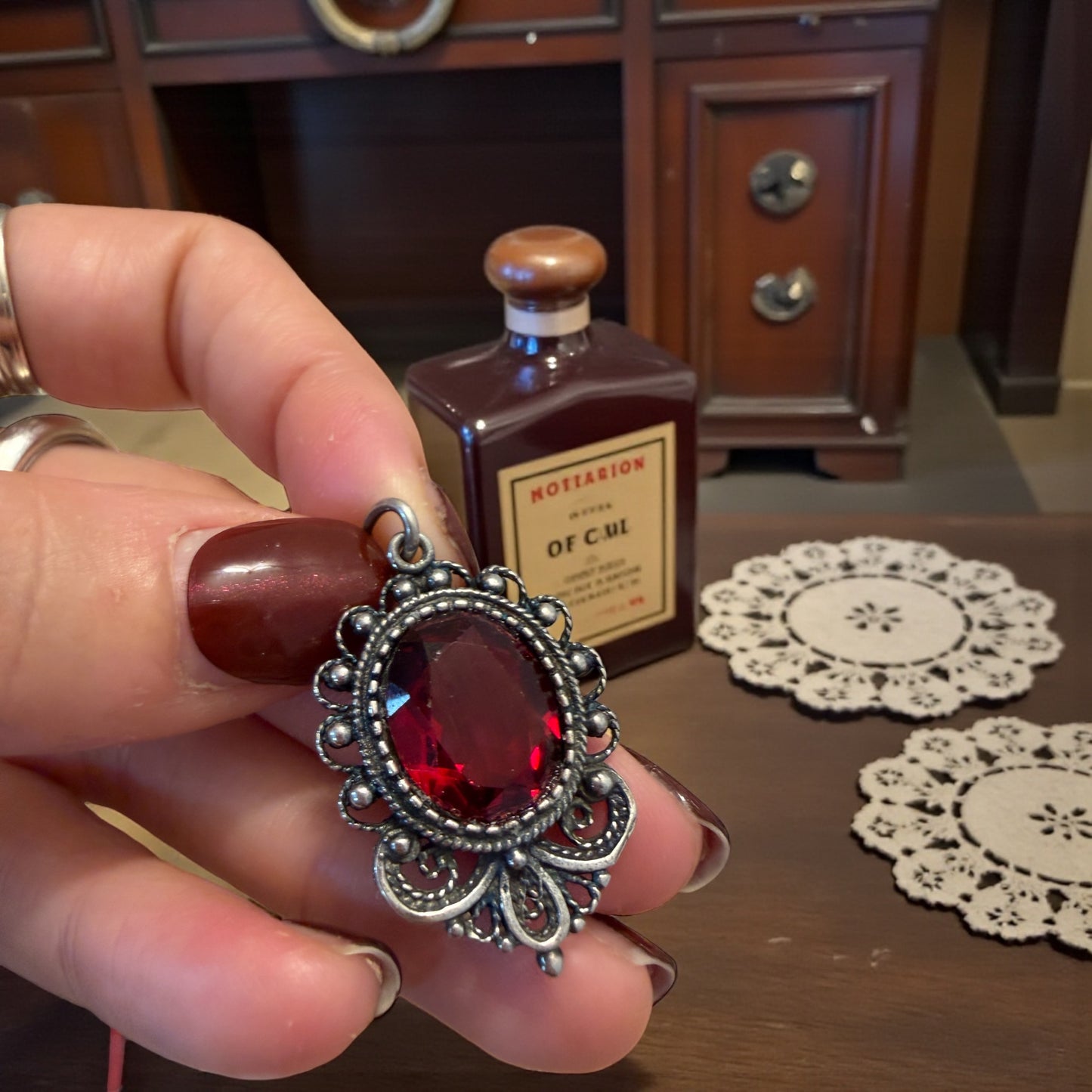 Pendente in argento con cabochon sfaccettato rosso profondo, stile vittoriano