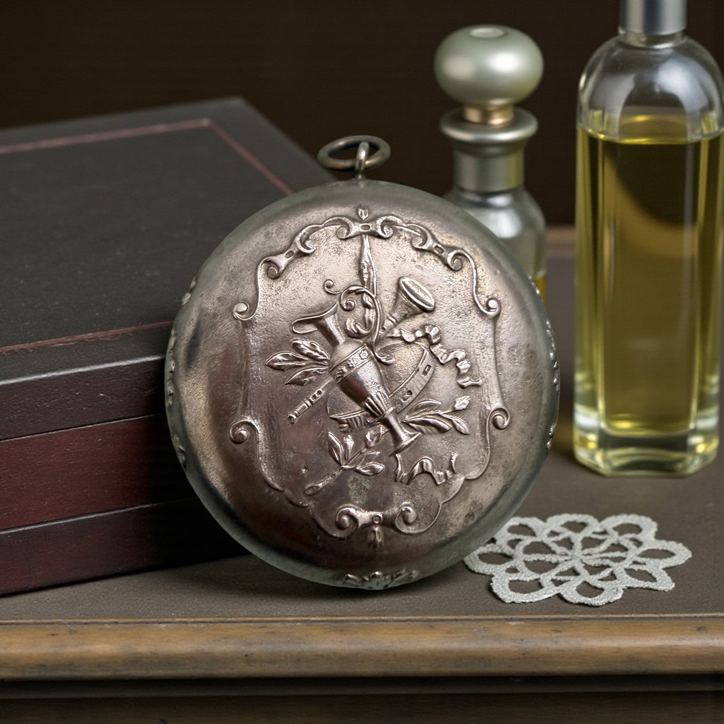 Stupendo porta cipria e specchi pendente da Chatelaine con incisione Lucile, ca 1920