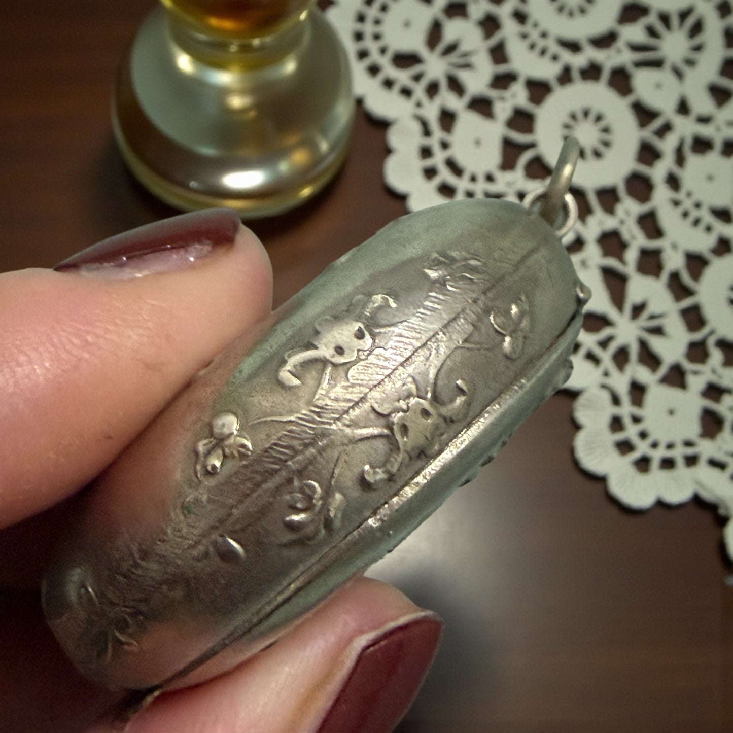 Stupendo porta cipria e specchi pendente da Chatelaine con incisione Lucile, ca 1920